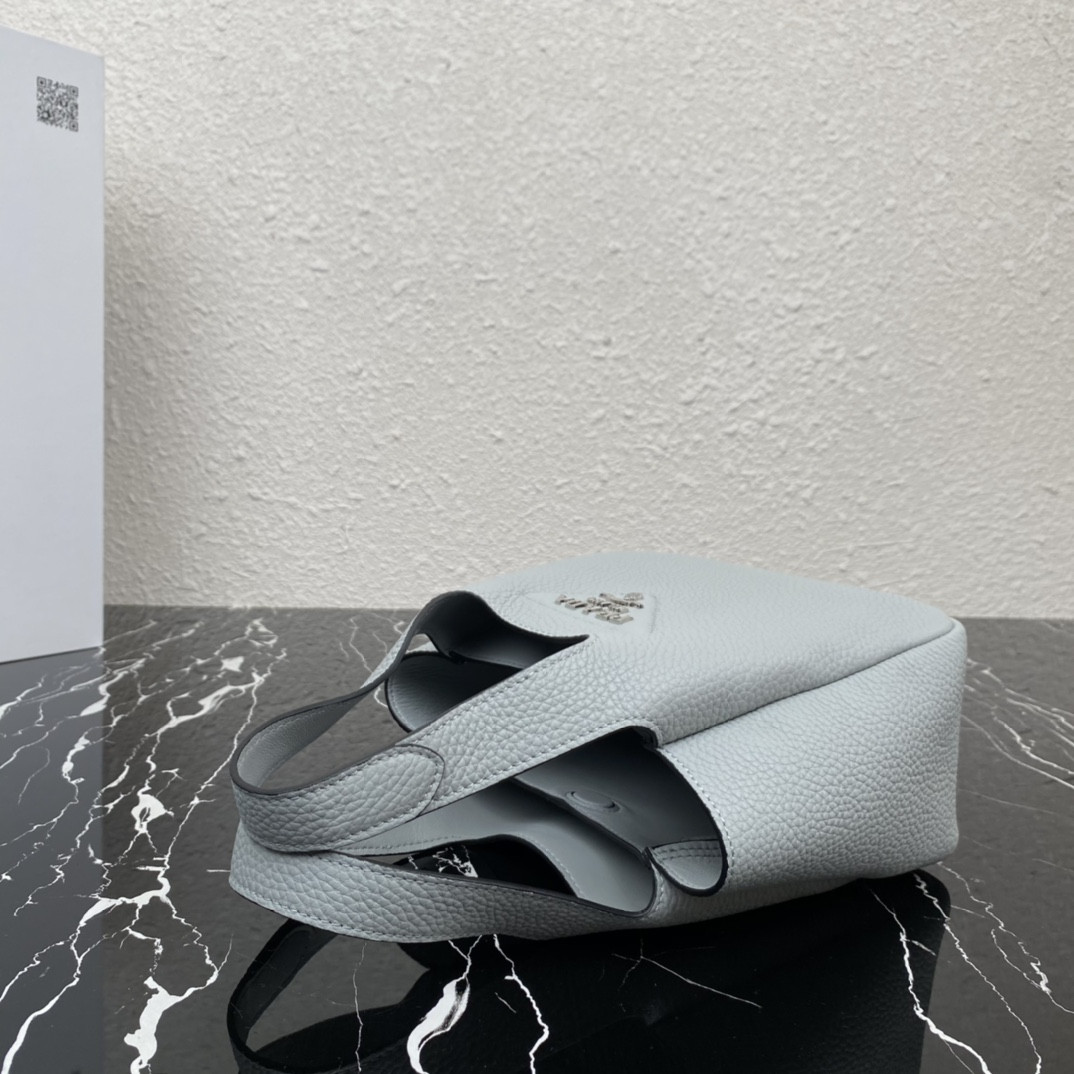 Pra*a Crochet Tote Bag