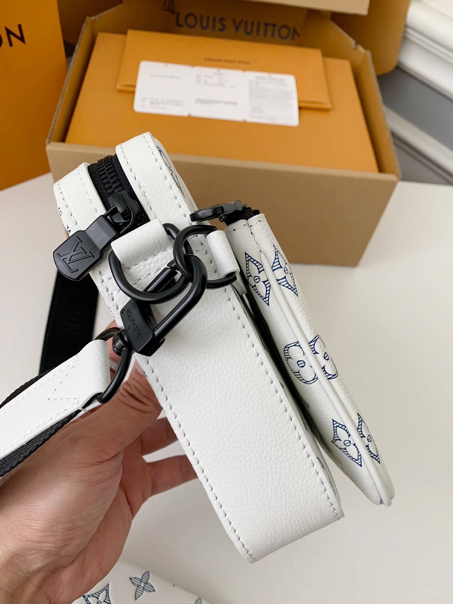 L*V The new TRIO Postman Pack M24753  Size： 25*18.5*7cm