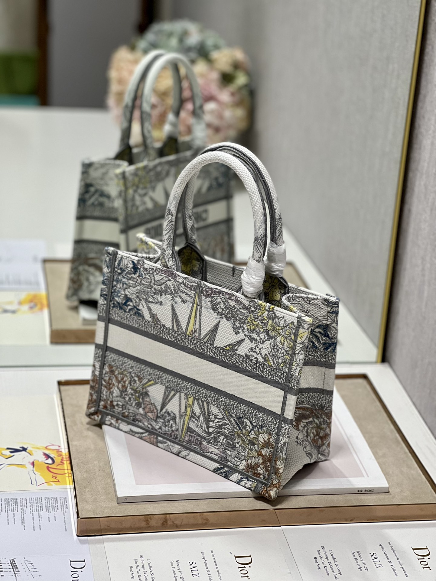 Small D10r Book Tote