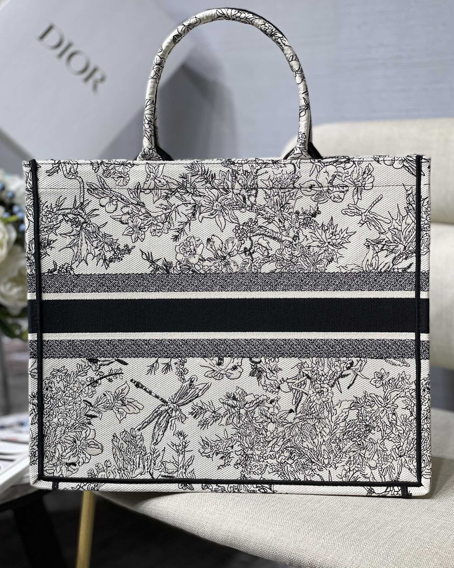 Large D10r Book Tote