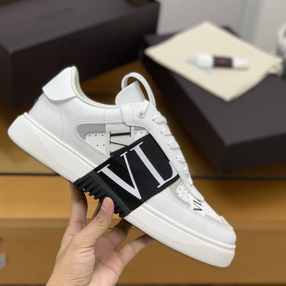 Va1e*ntin0 sneakers