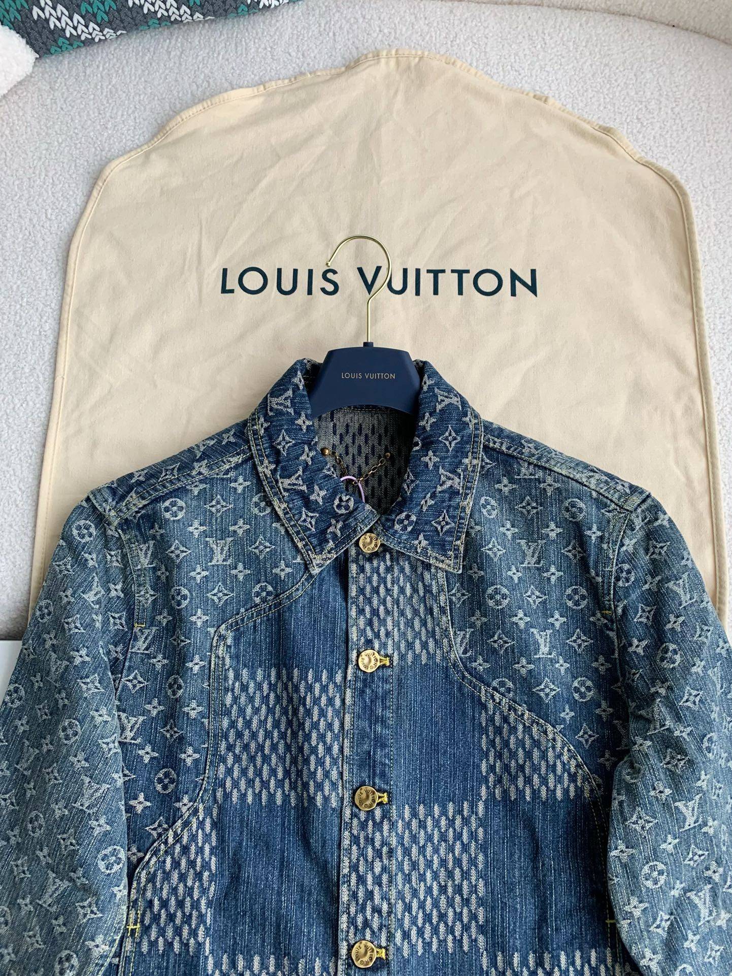 L0vis Vvtt0n Classic Logo printed all over patchwork denim jacket