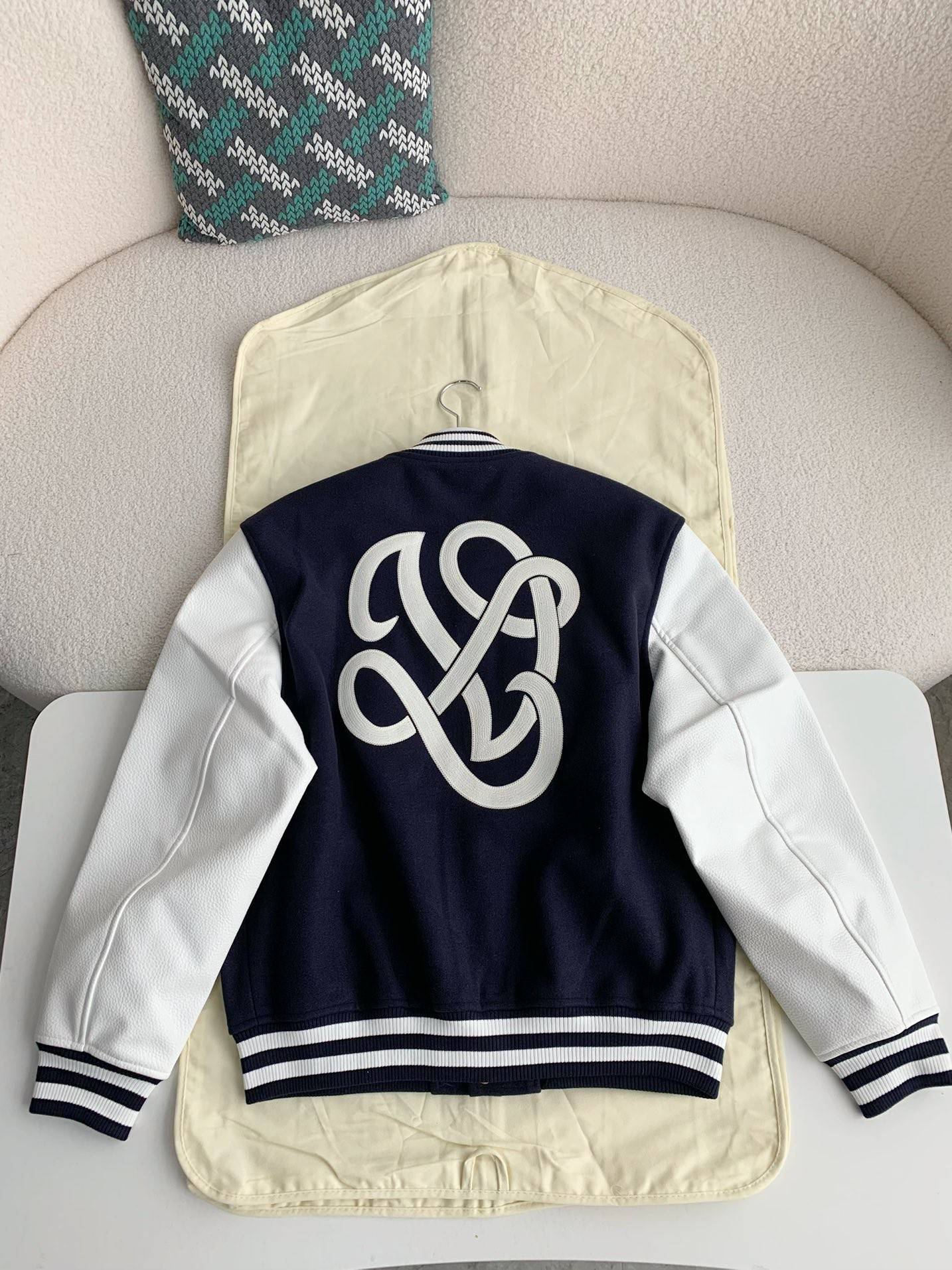 L0vis Vvtt0n  Jackets