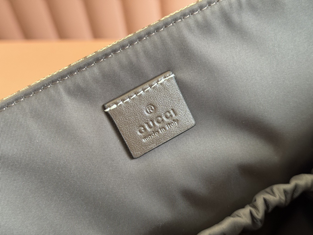 Gvc*1 Unisex! Hot selling classic diaper bag Sureme Model: 211131 Size: 44x28x14cm