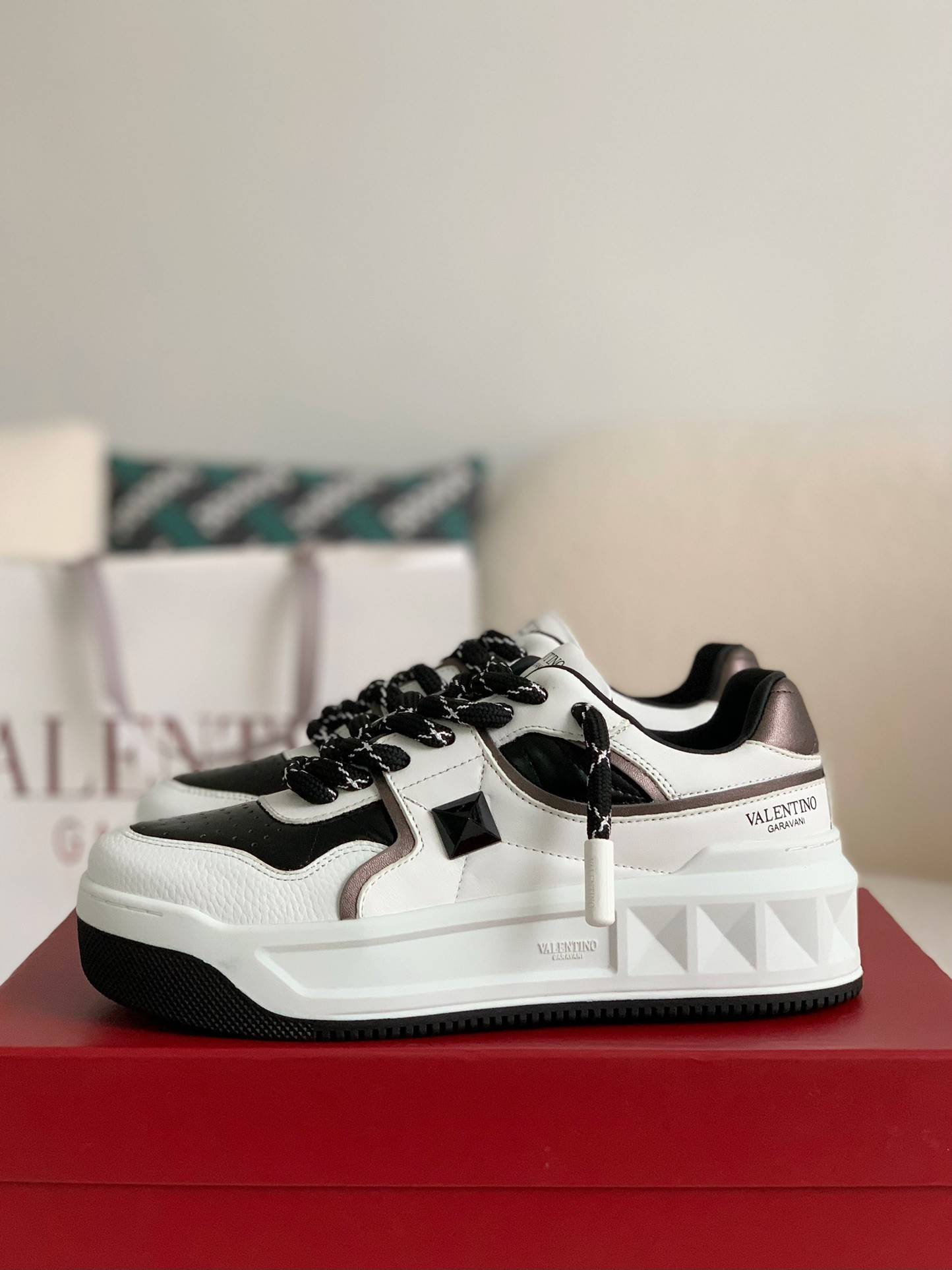 Va1e*ntin0 sneakers