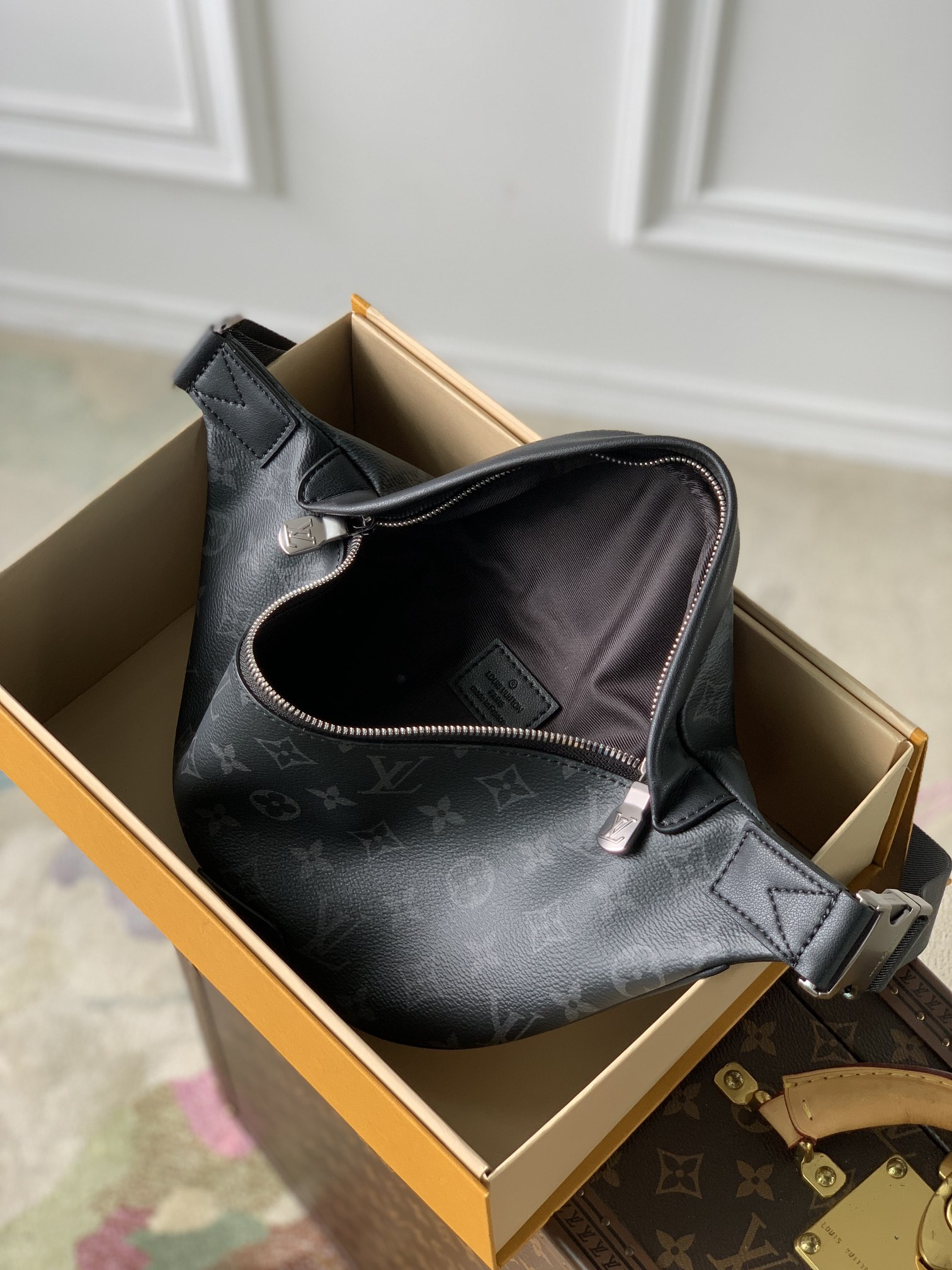 L0vis Vvtt0n Discovery Bag