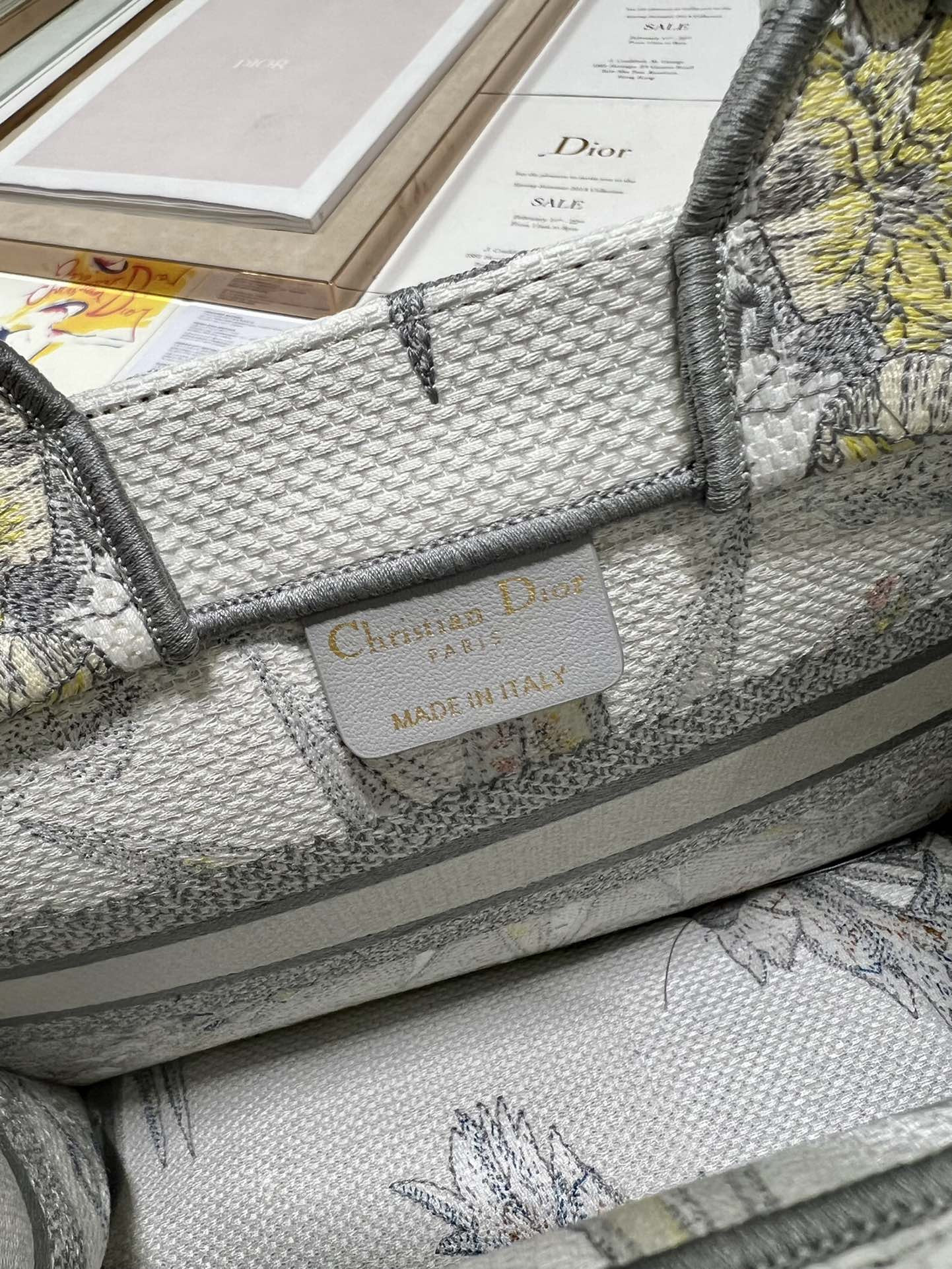 Small D10r Book Tote