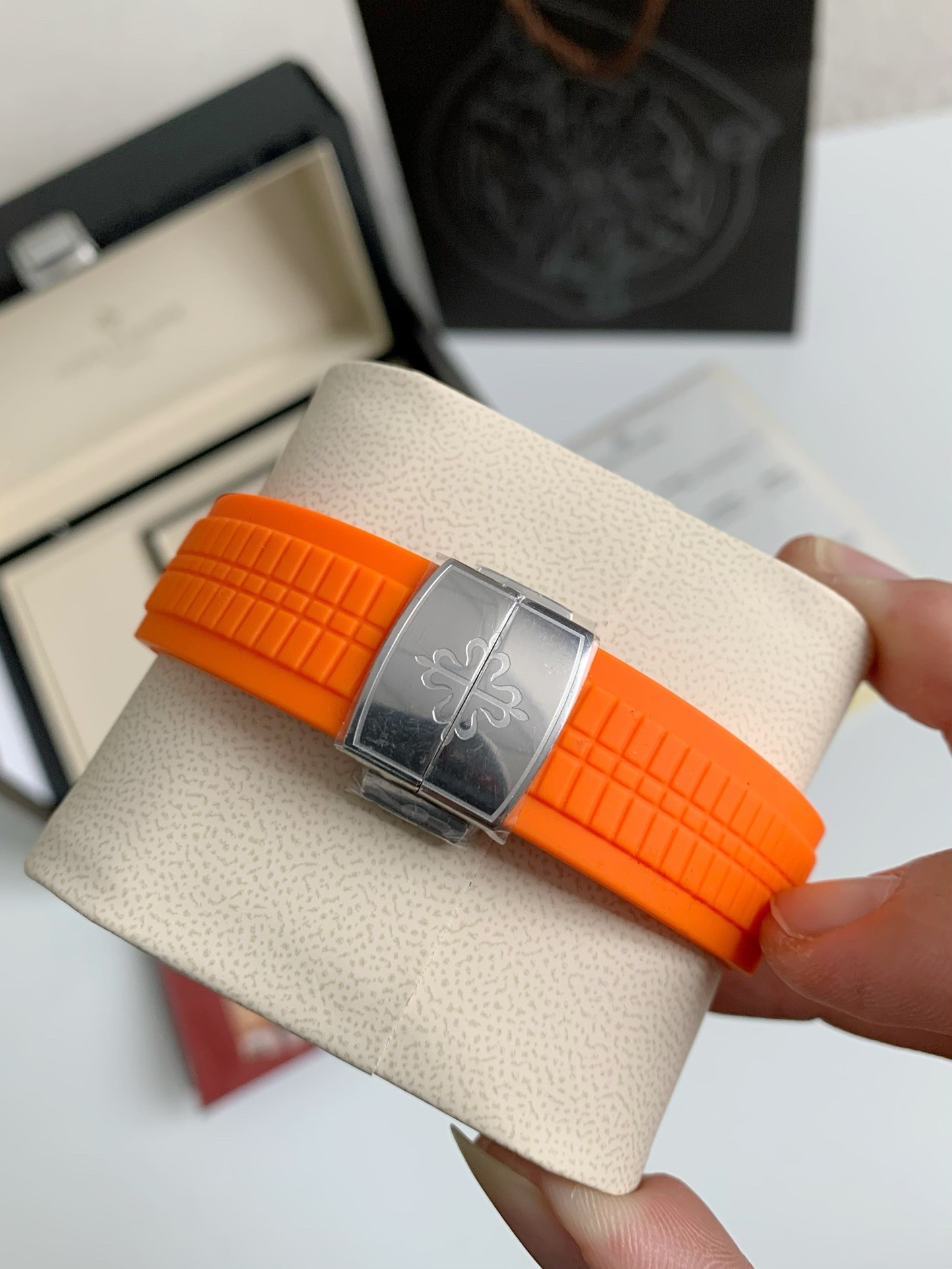 Pat*k Phi1i*pe AQUANAUT Series 120-meter waterproof wristwatc h, 42.2mm