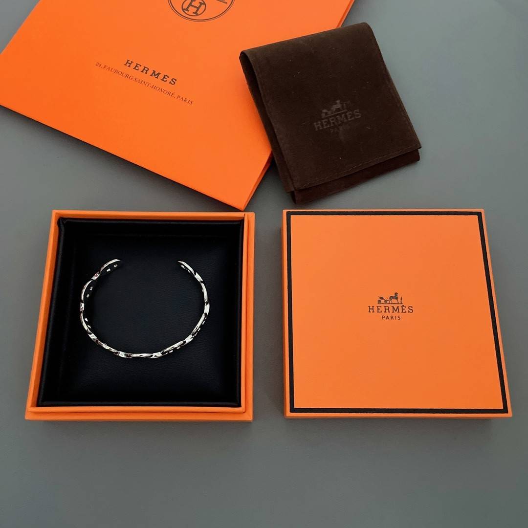 H**me5 cuff bracelet