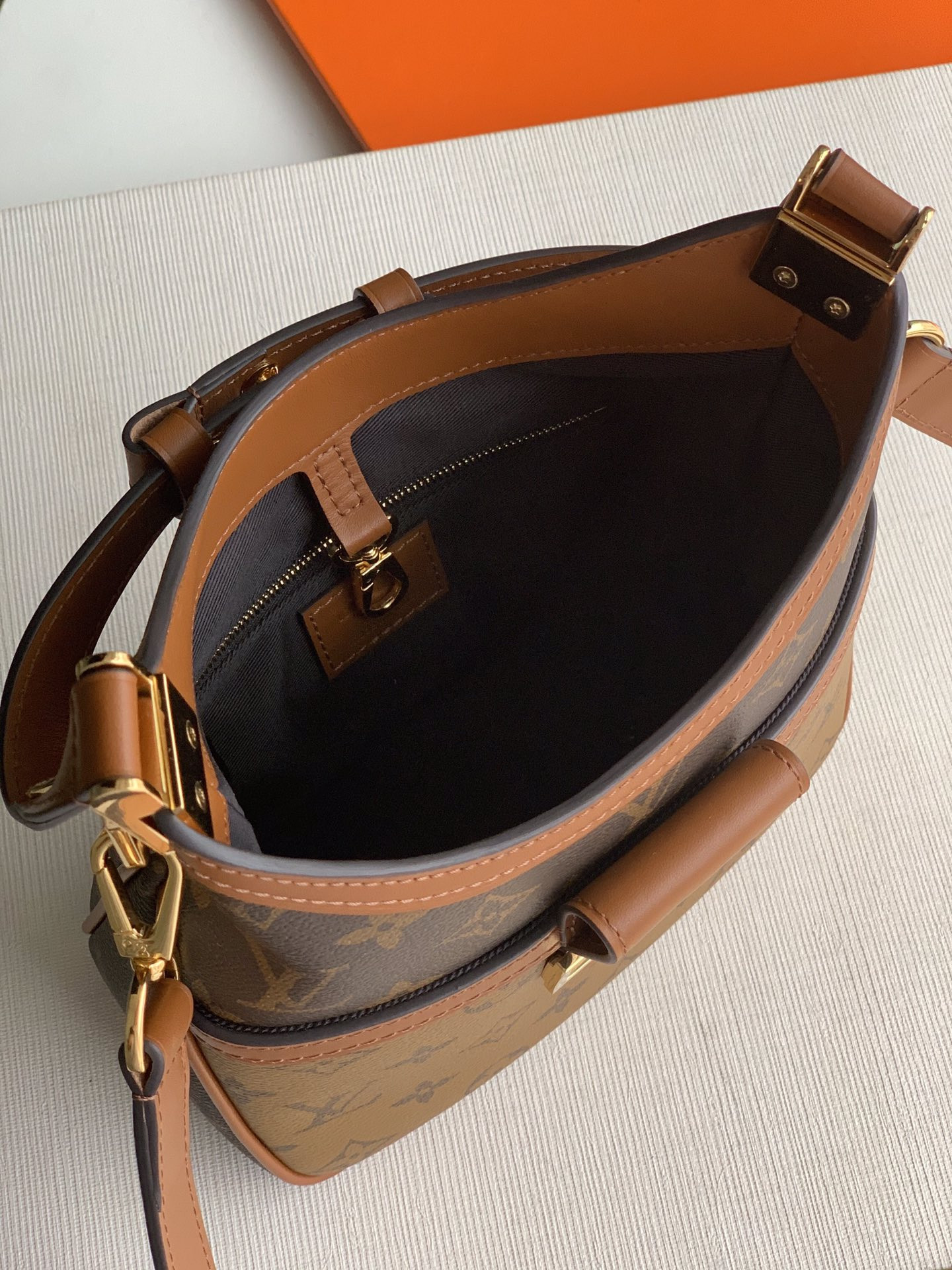 L0vis Vvtt0n Hobo Dauphine Bag