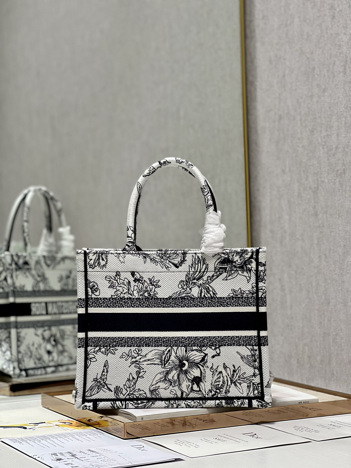 Small D10r Book Tote