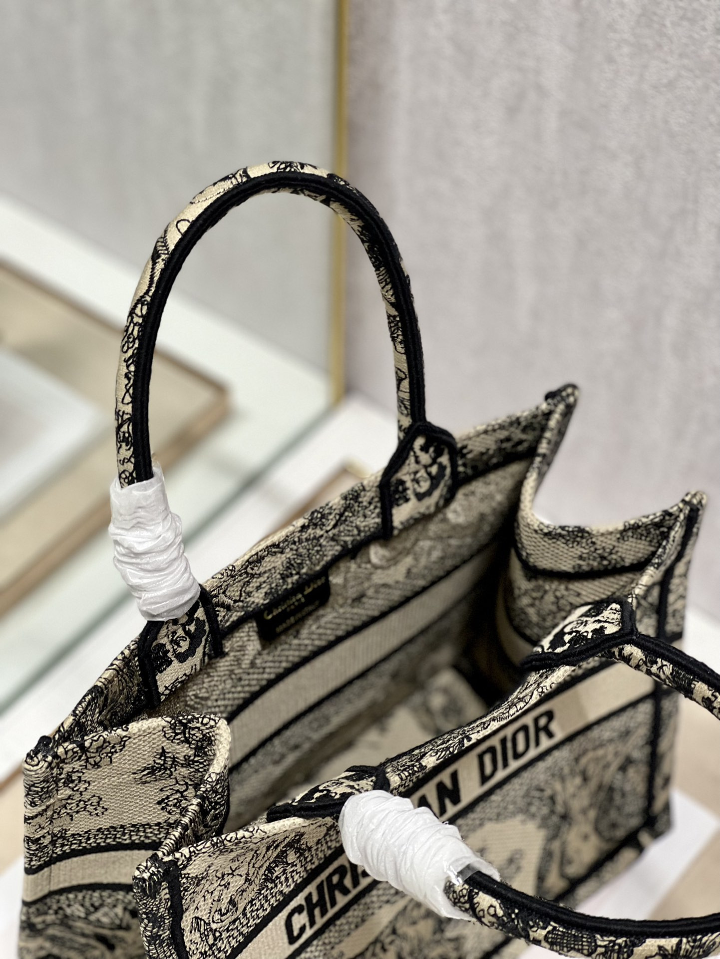 Small D10r Book Tote