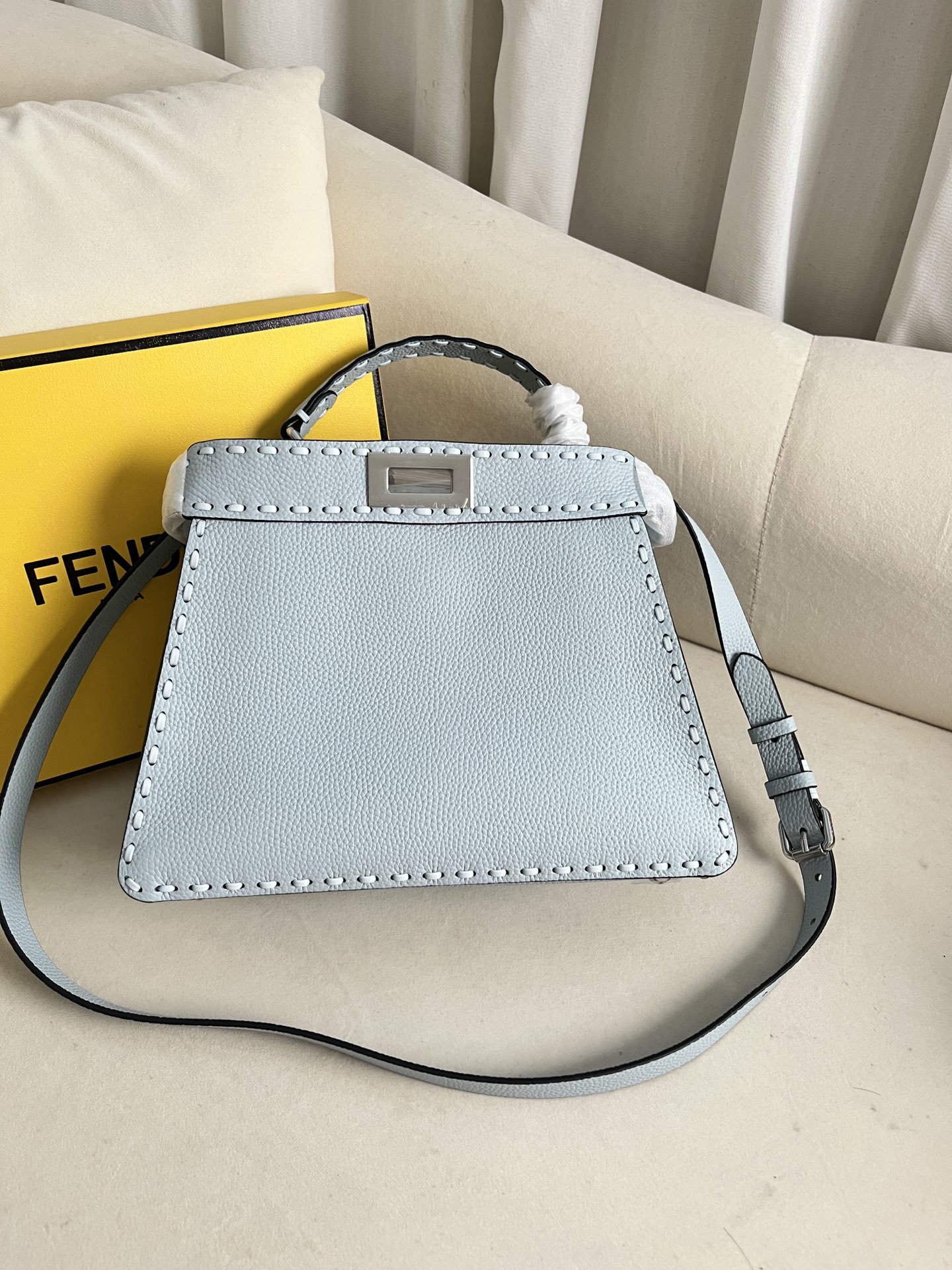FEND1eekabooISeeU Medium Handbag Model: 8BN327 Size: 27*9.5*21cm