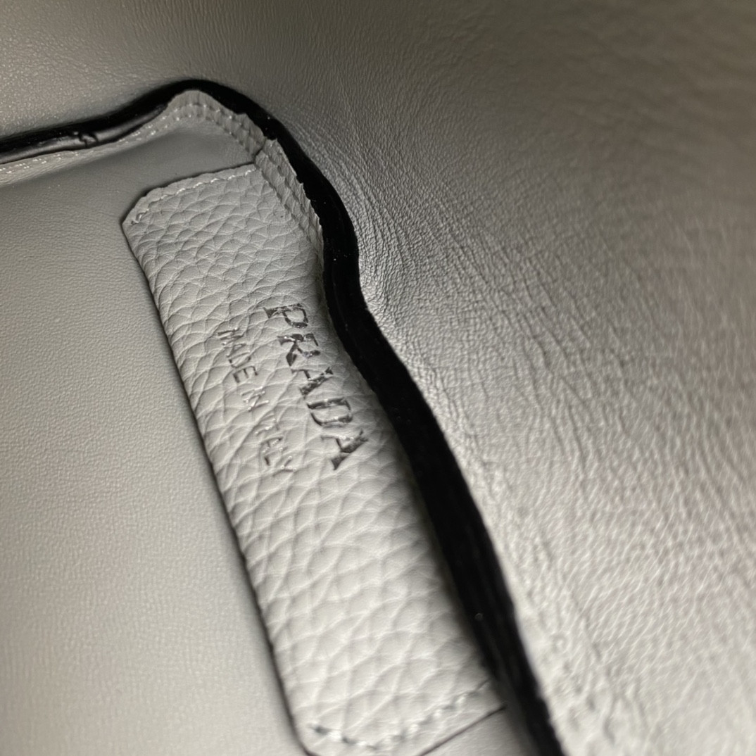 Pra*a Crochet Tote Bag