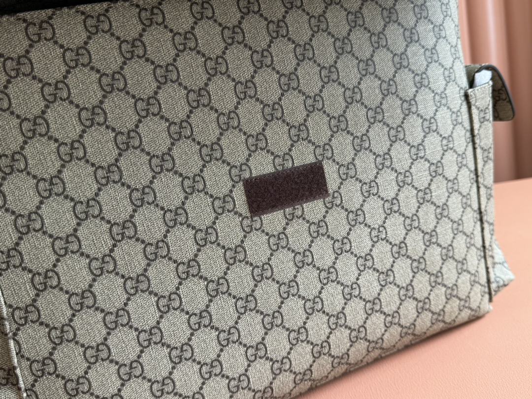 Gvc*1 Unisex! Hot selling classic diaper bag Sureme Model: 211131 Size: 44x28x14cm