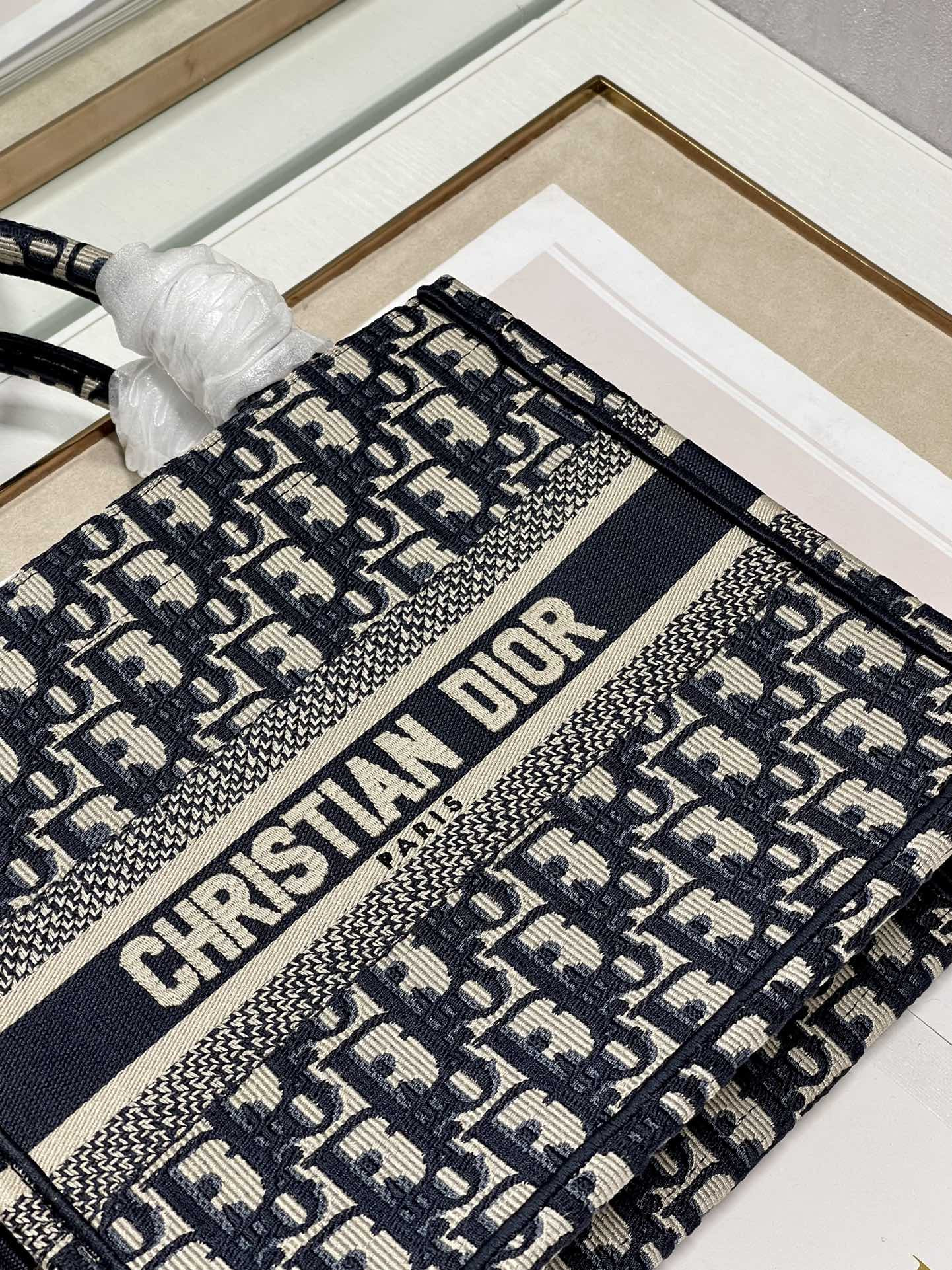 Small D10r Book Tote