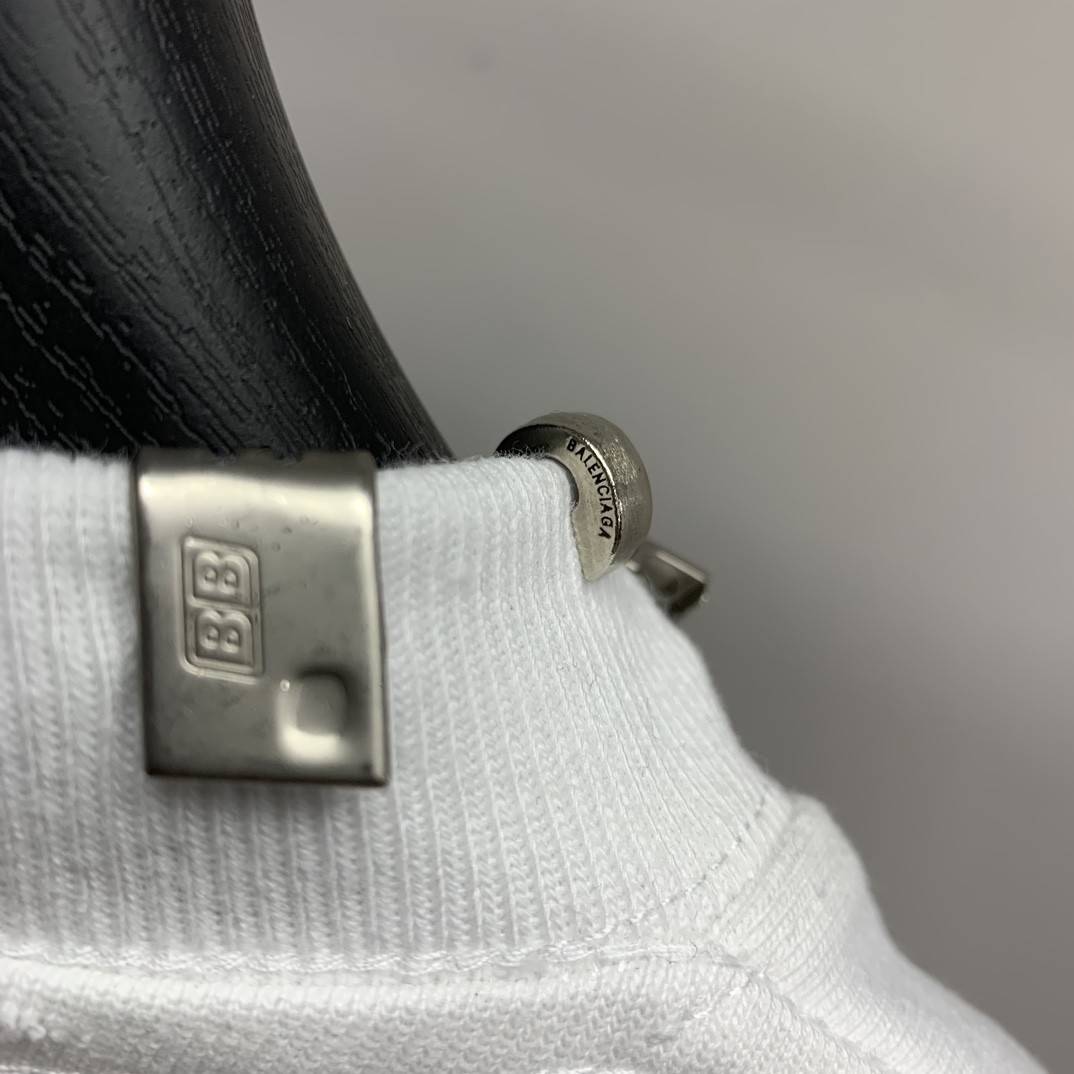 Ba1en*iaga neckline hardware perforated T-shirt