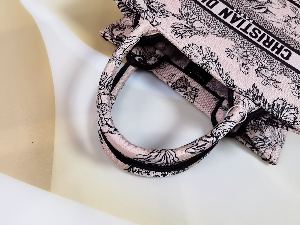 Small D10r Book Tote