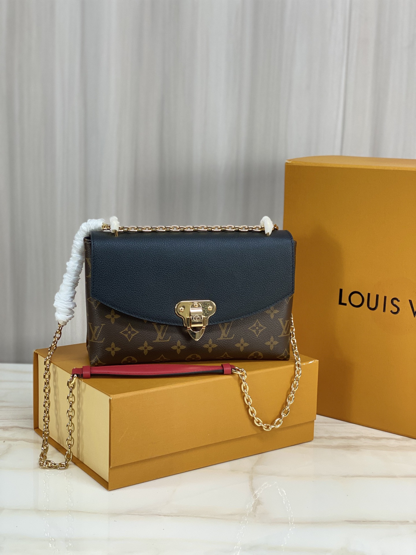 L0vis Vvtt0n Saint Placide Chain Bag