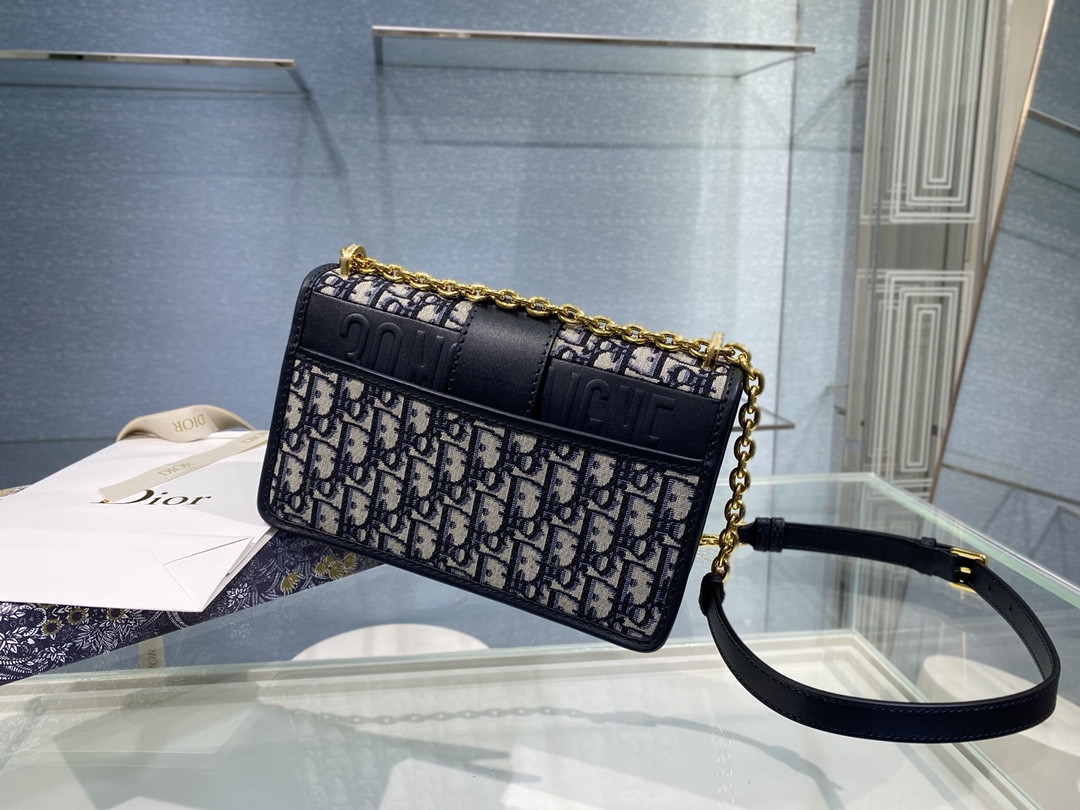 30 Montaigne Chain Bag