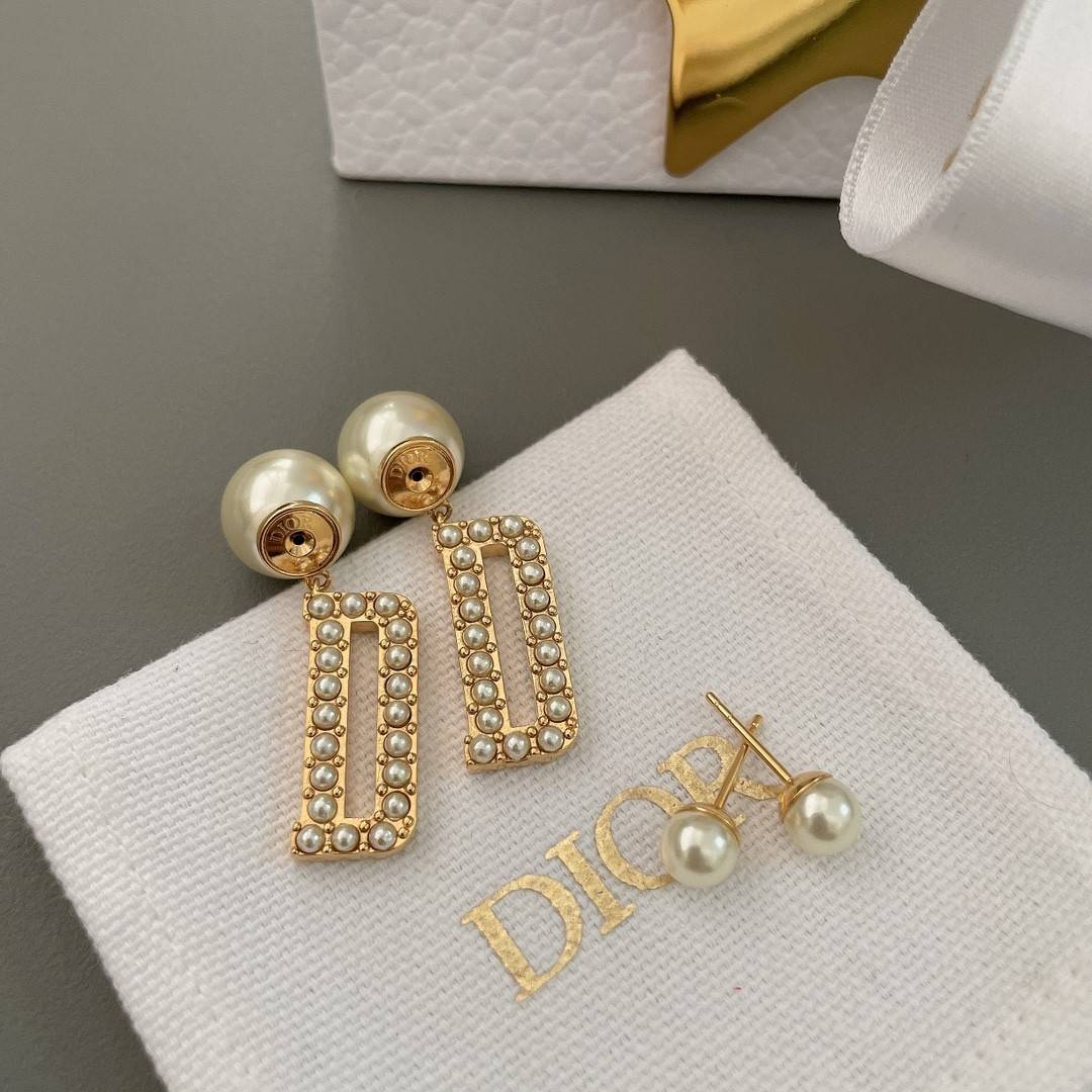 D10r letter D earrings