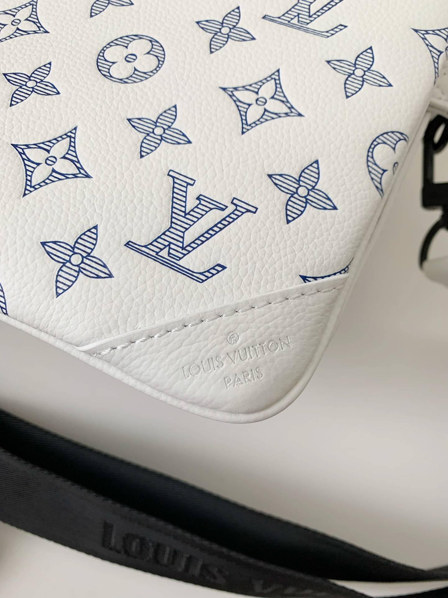 L*V The new TRIO Postman Pack M24753  Size： 25*18.5*7cm