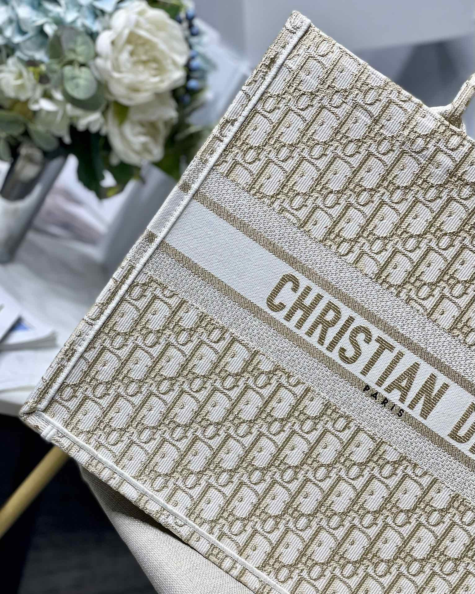 Large D10r Book Tote