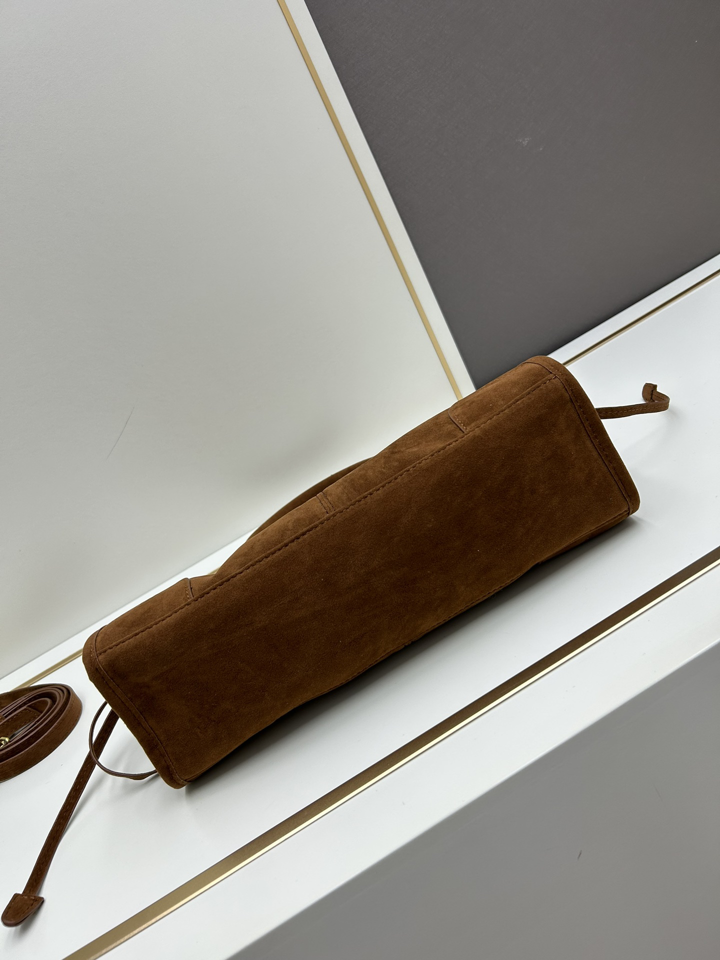 Pra*a matte size 32x15x11, style number 2452 [ADA new product] retro style, black waxed leather, the new favorite handbag!