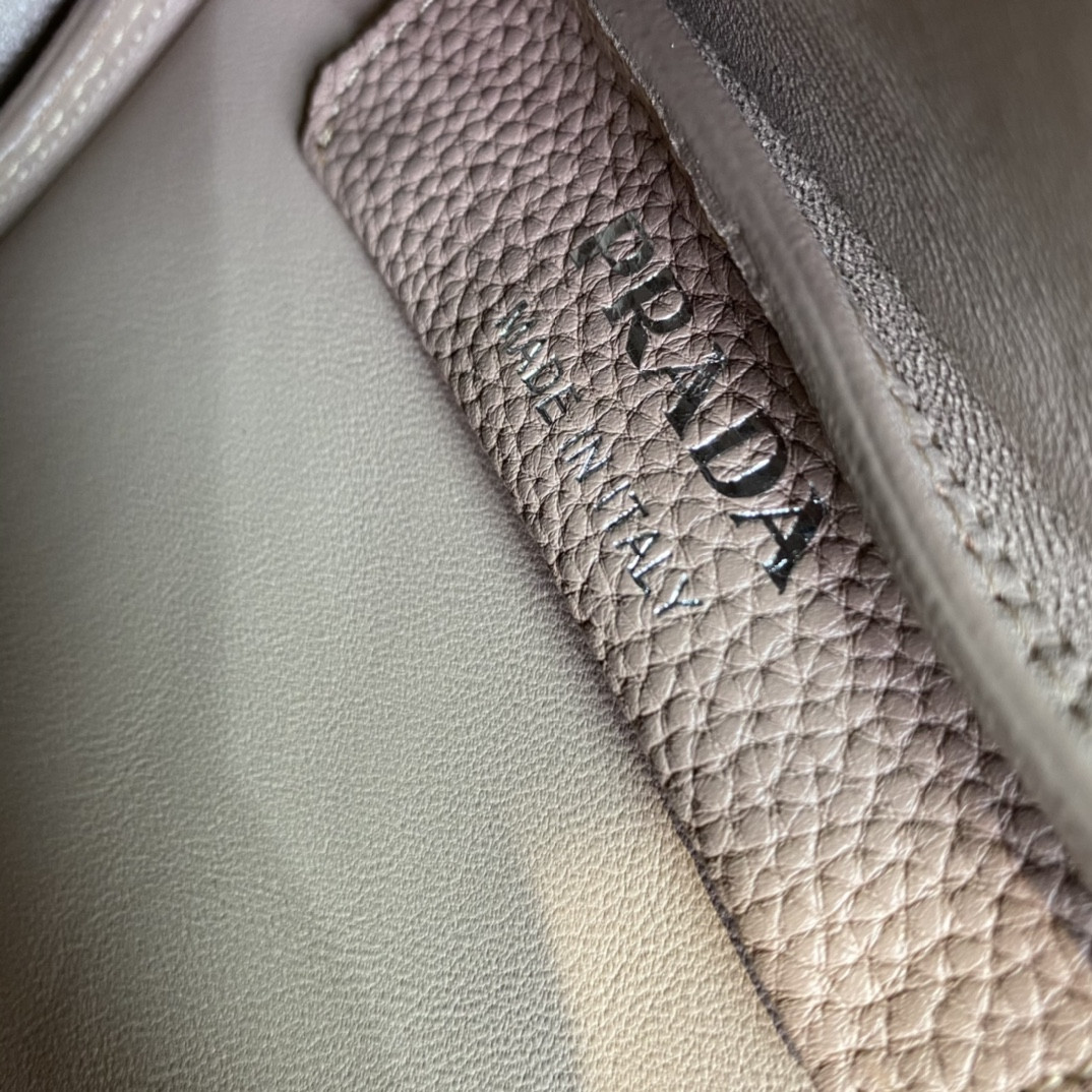 Pra*a Crochet Tote Bag