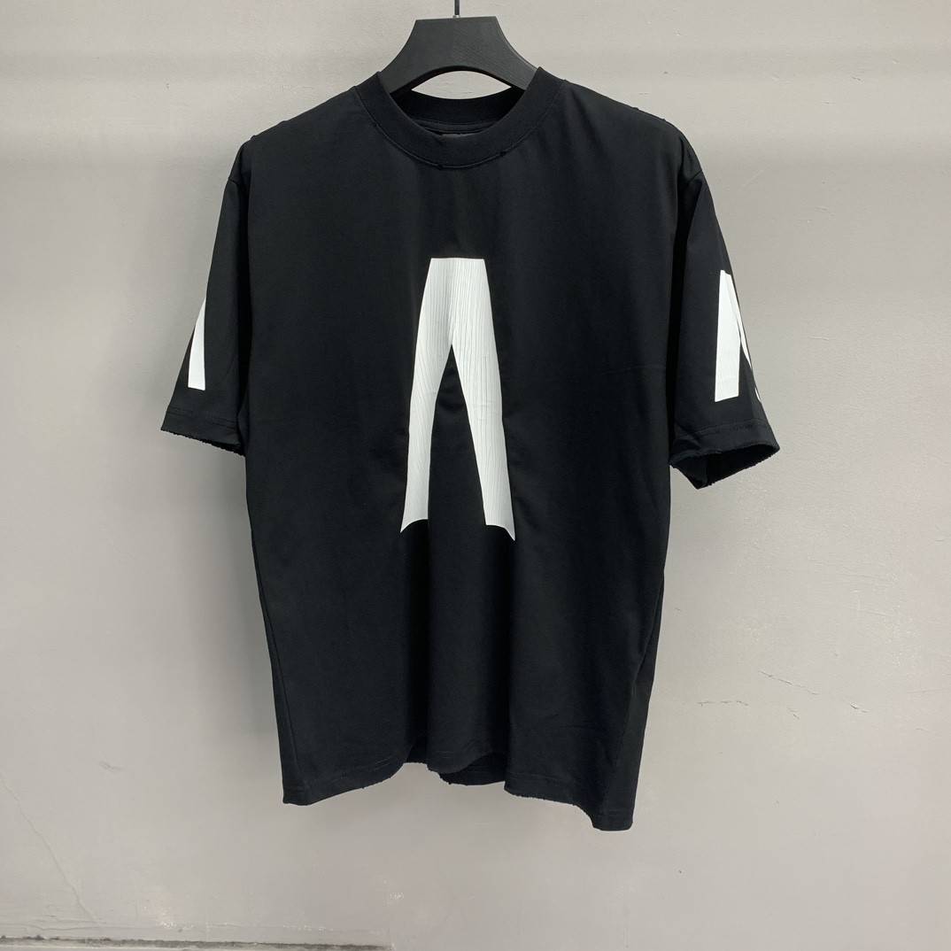Ba1en*iaga inverted V T-shirt