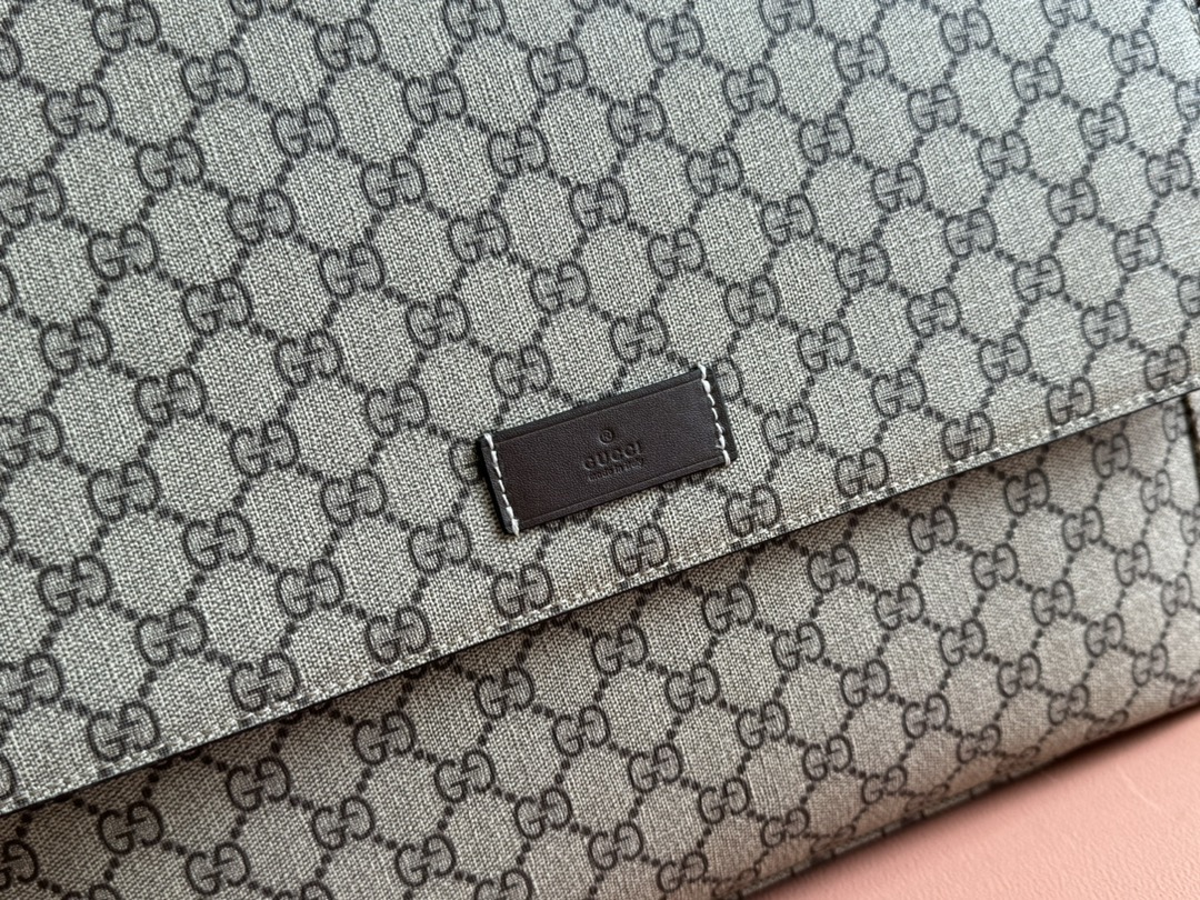 Gvc*1 Unisex! Hot selling classic diaper bag Sureme Model: 211131 Size: 44x28x14cm