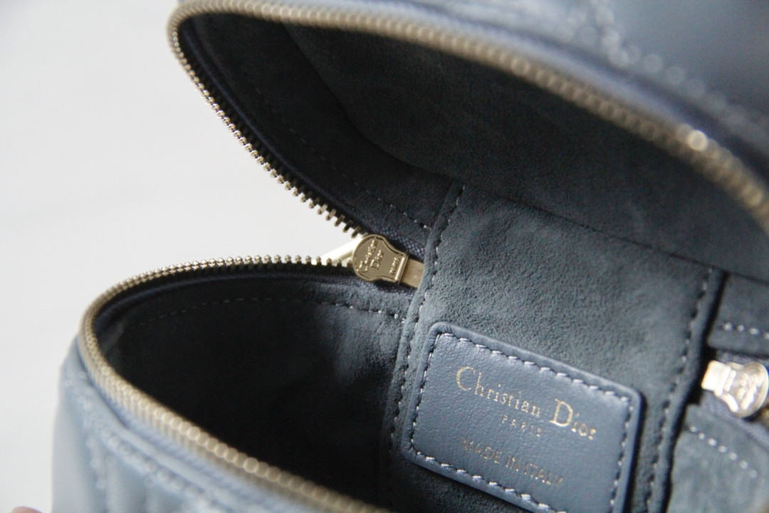 D10r Mini Travel Vanity