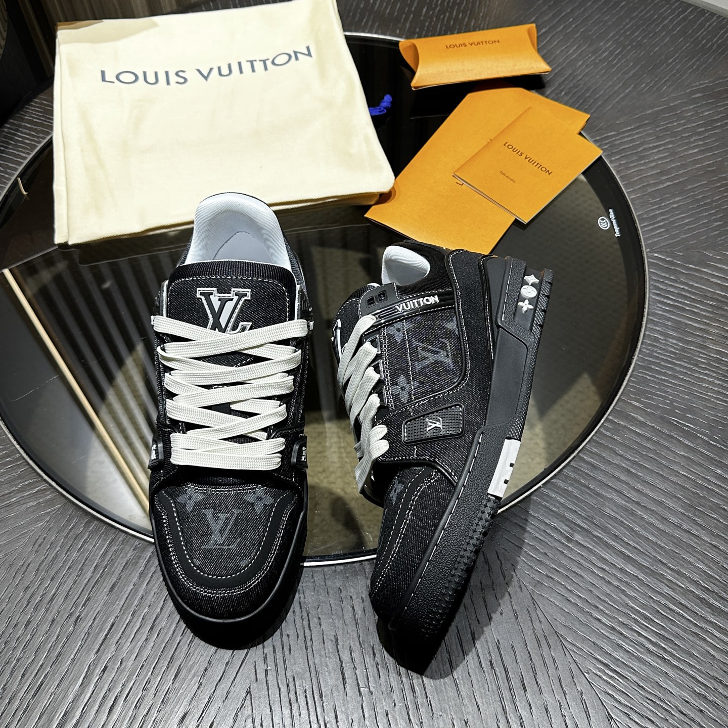 L*V TRAINER Sneakers