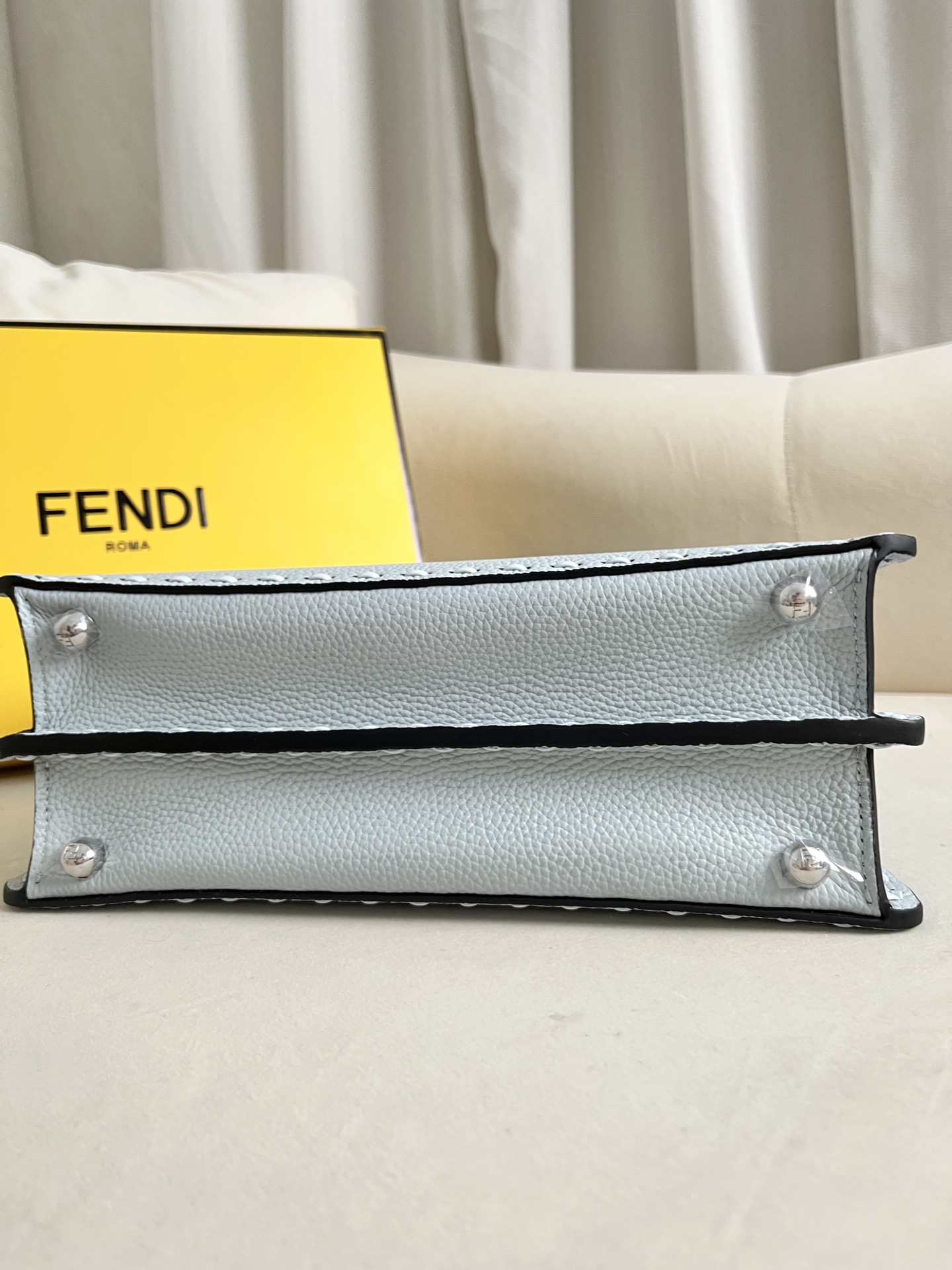 FEND1eekabooISeeU Medium Handbag Model: 8BN327 Size: 27*9.5*21cm