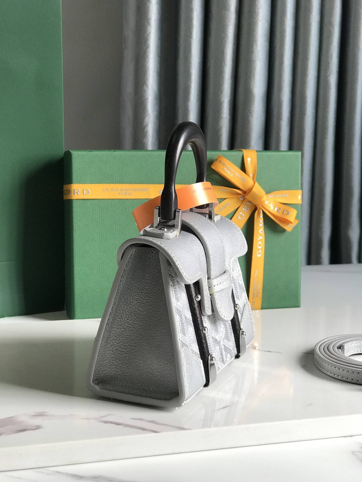 G09ard Sa?gon nano bag, top quality! Size: 14.5 * 11.5 * 7.5cm