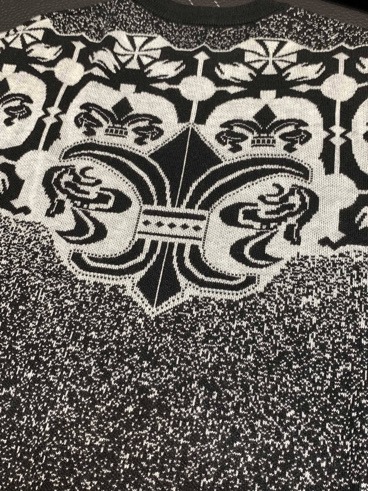 Ch*0me He**ts crew neck sweater