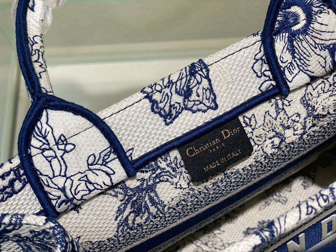 Small D10r Book Tote