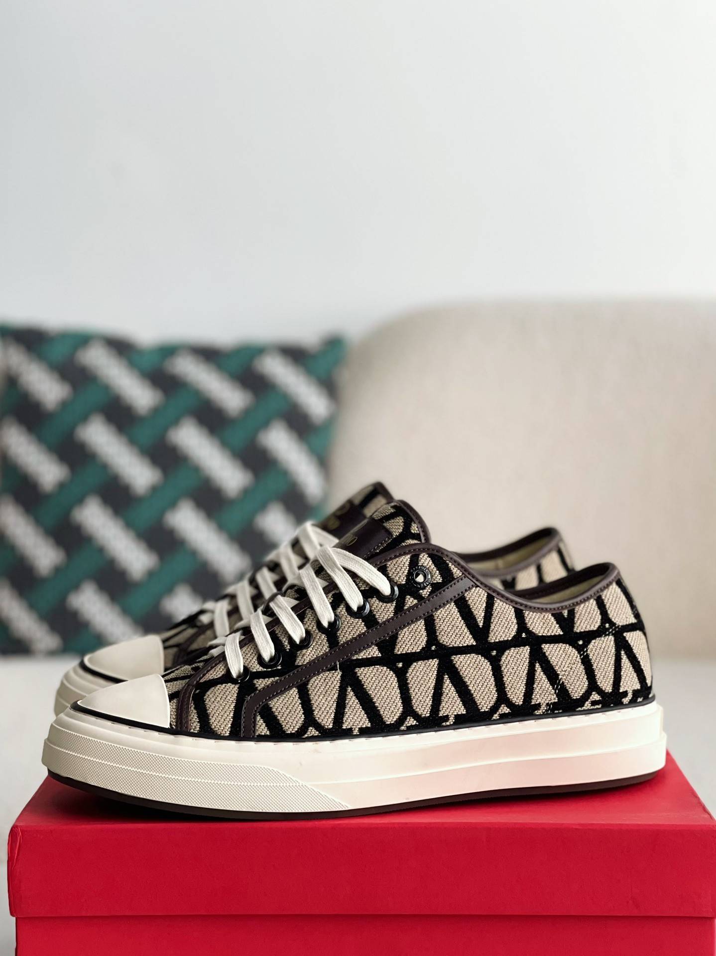 Va1e*ntin0  Sneakers