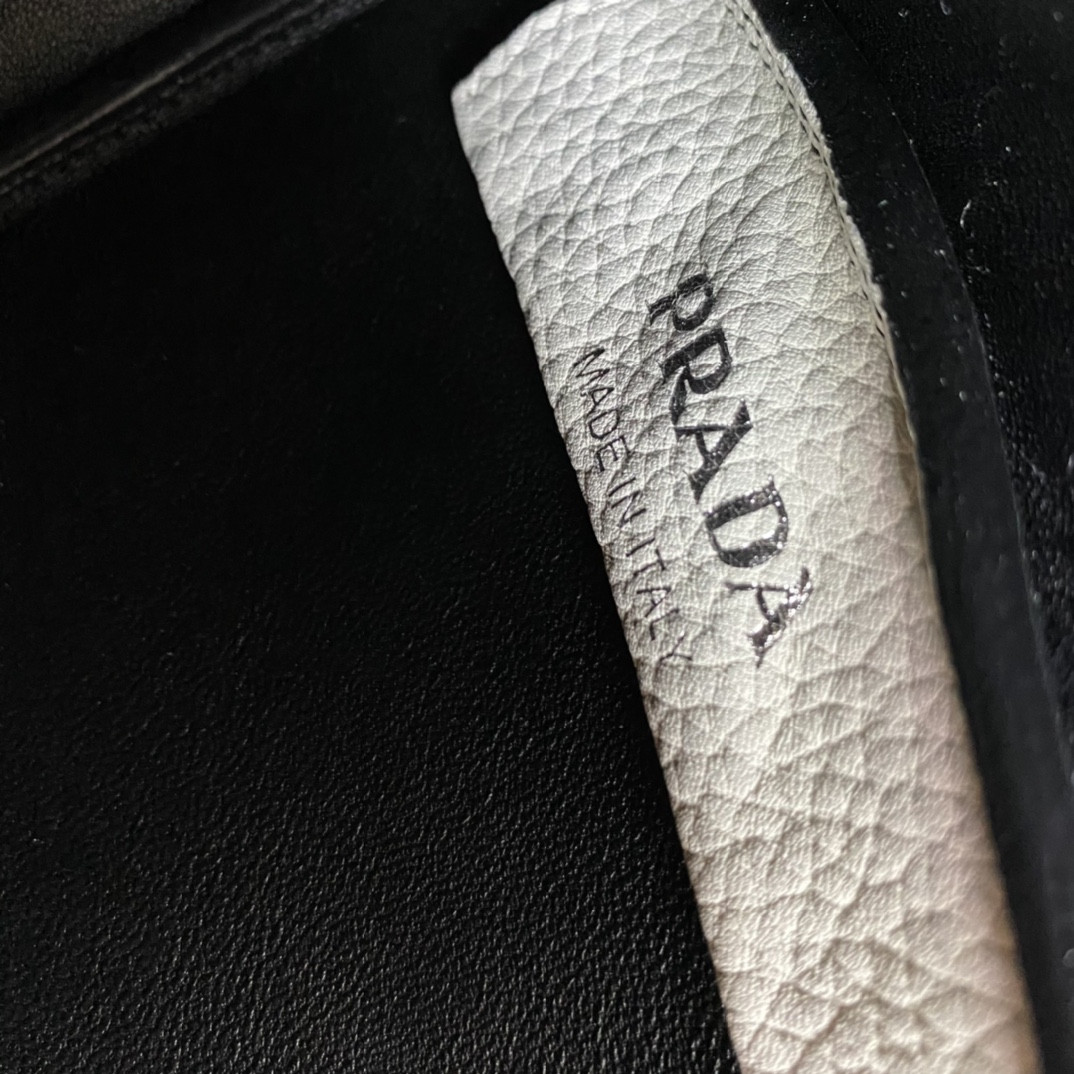 Pra*a Crochet Tote Bag