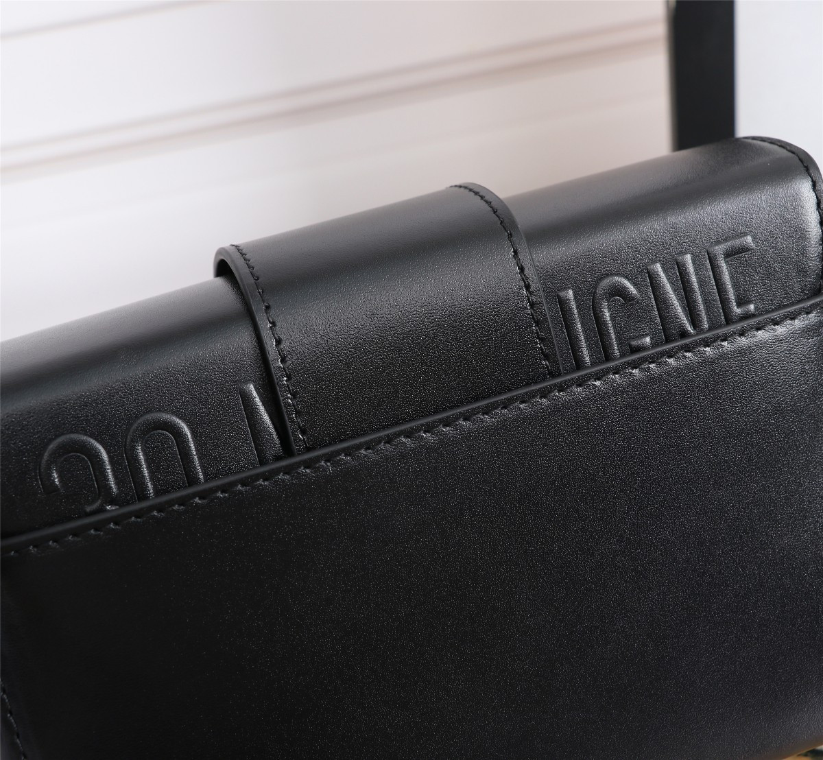 30 Montaigne Box Bag
