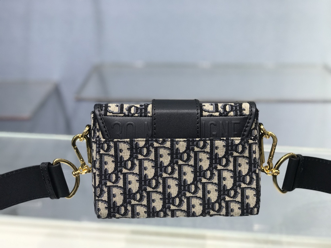 30 Montaigne Box Bag