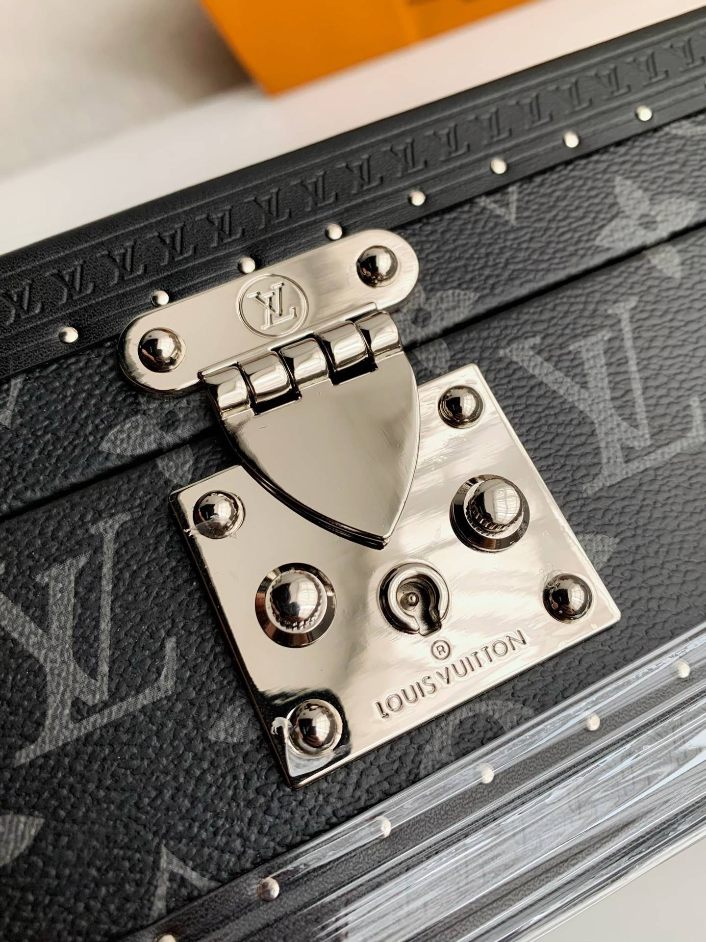 L*V Watch Storage Box Size：34*18*11cm