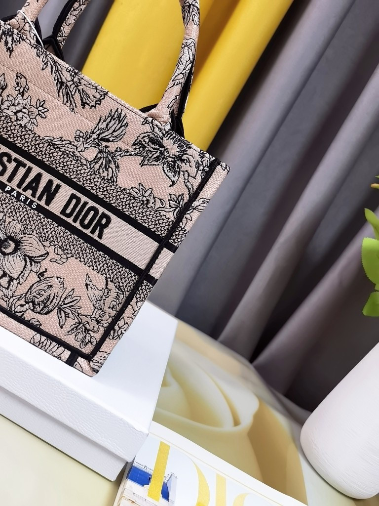 Small D10r Book Tote