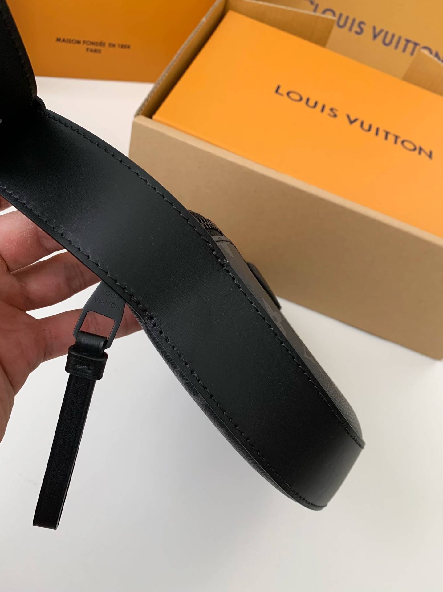 L*V Autumn/Winter New L*V MOON CROSSBODY Handbag M23835, Top Quality Size: 24.5 * 16 * 4.5c