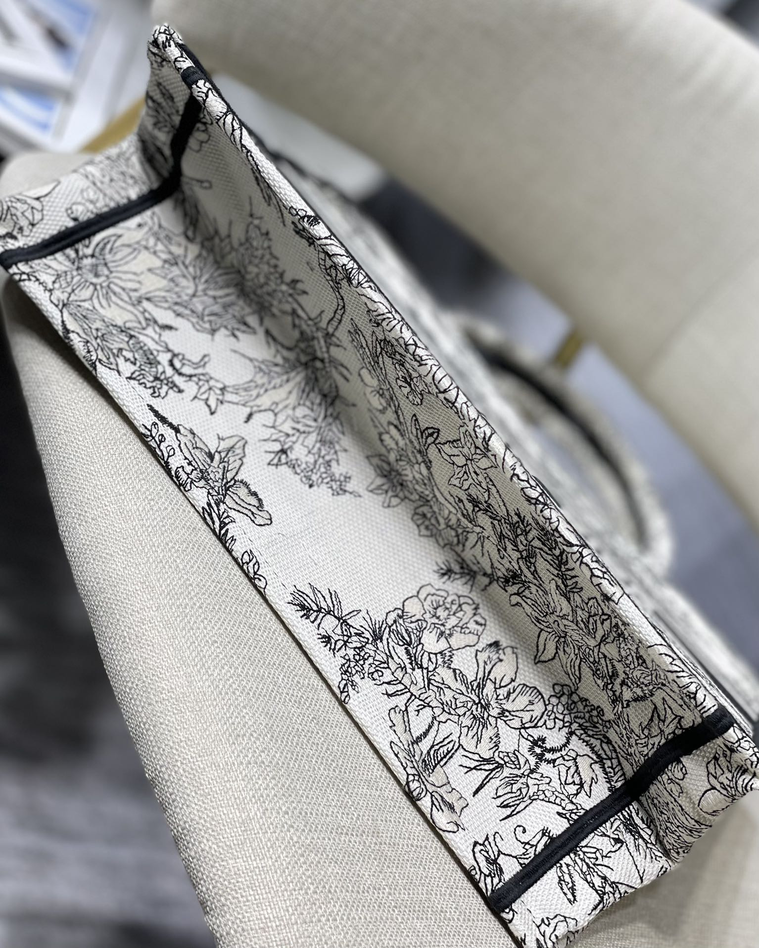 Medium D10r Book Tote