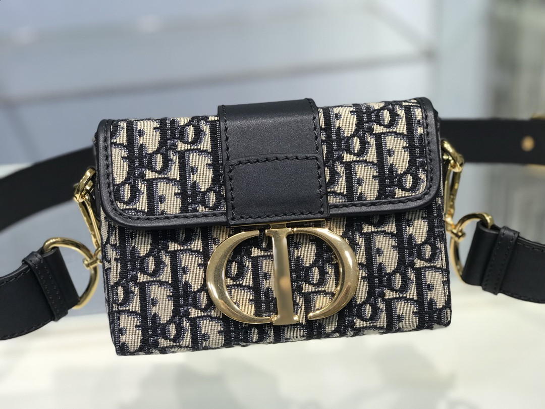 30 Montaigne Box Bag