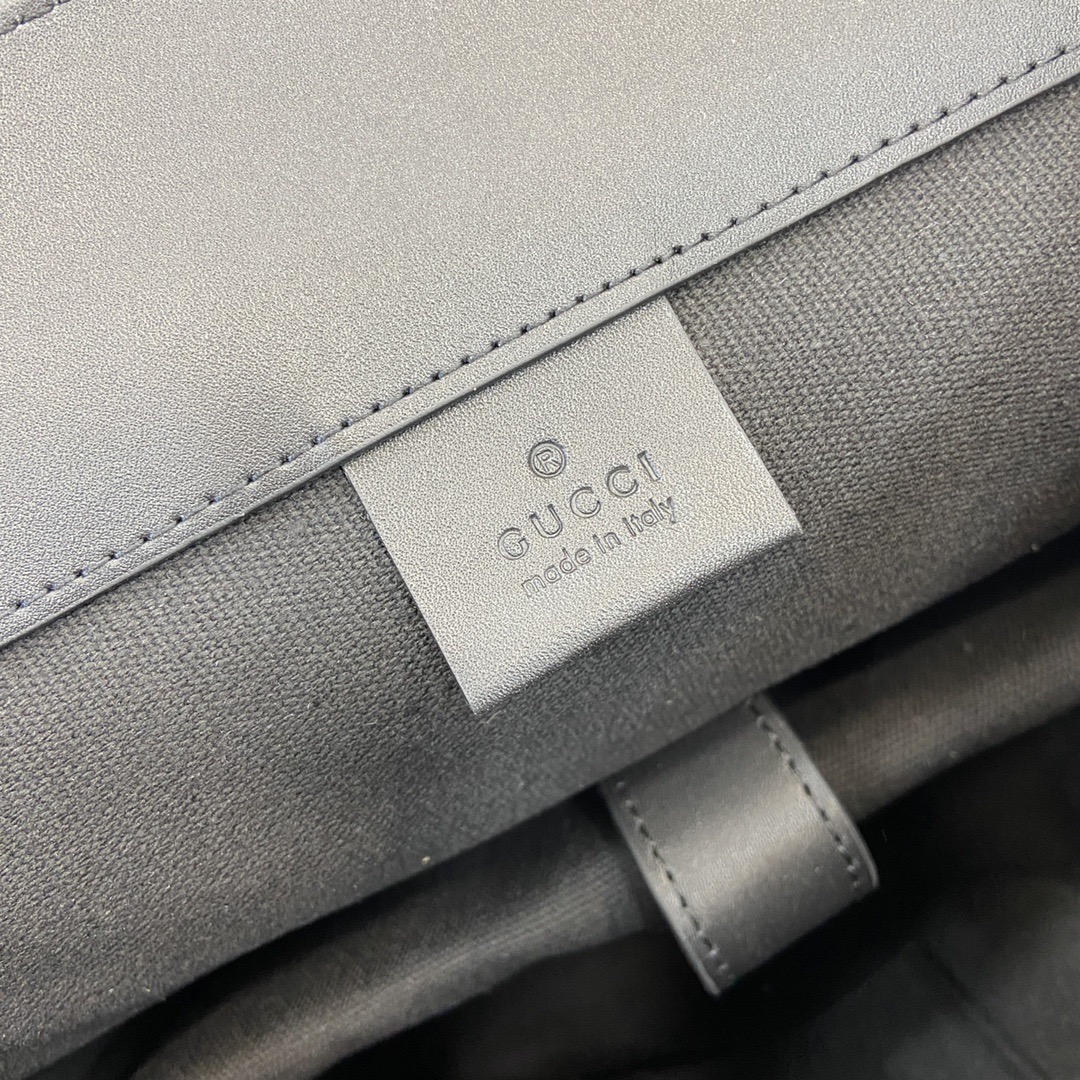 Gvc*1 Backpack Model: 495563. Size: 34*42*16cm