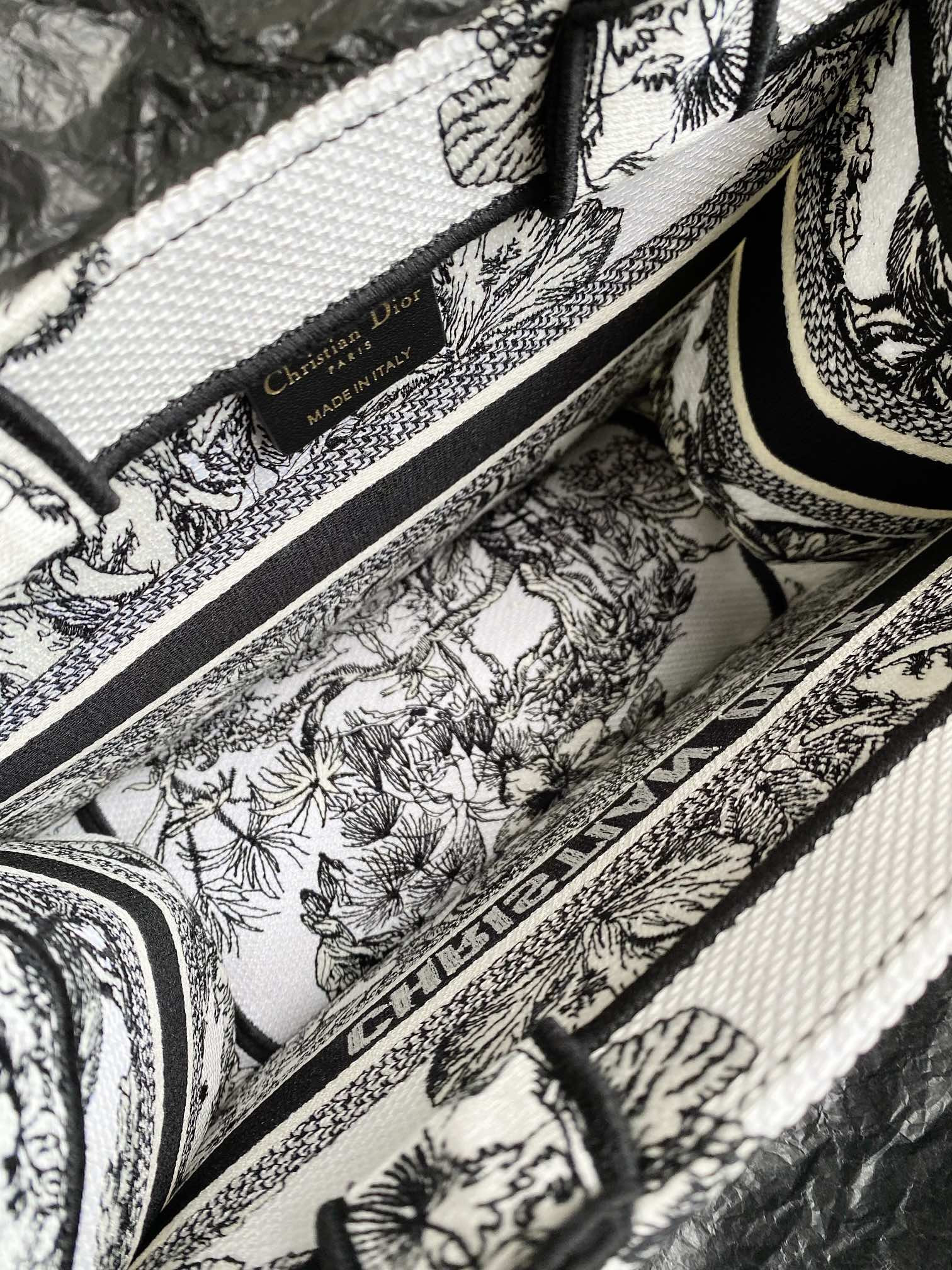 Small D10r Book Tote