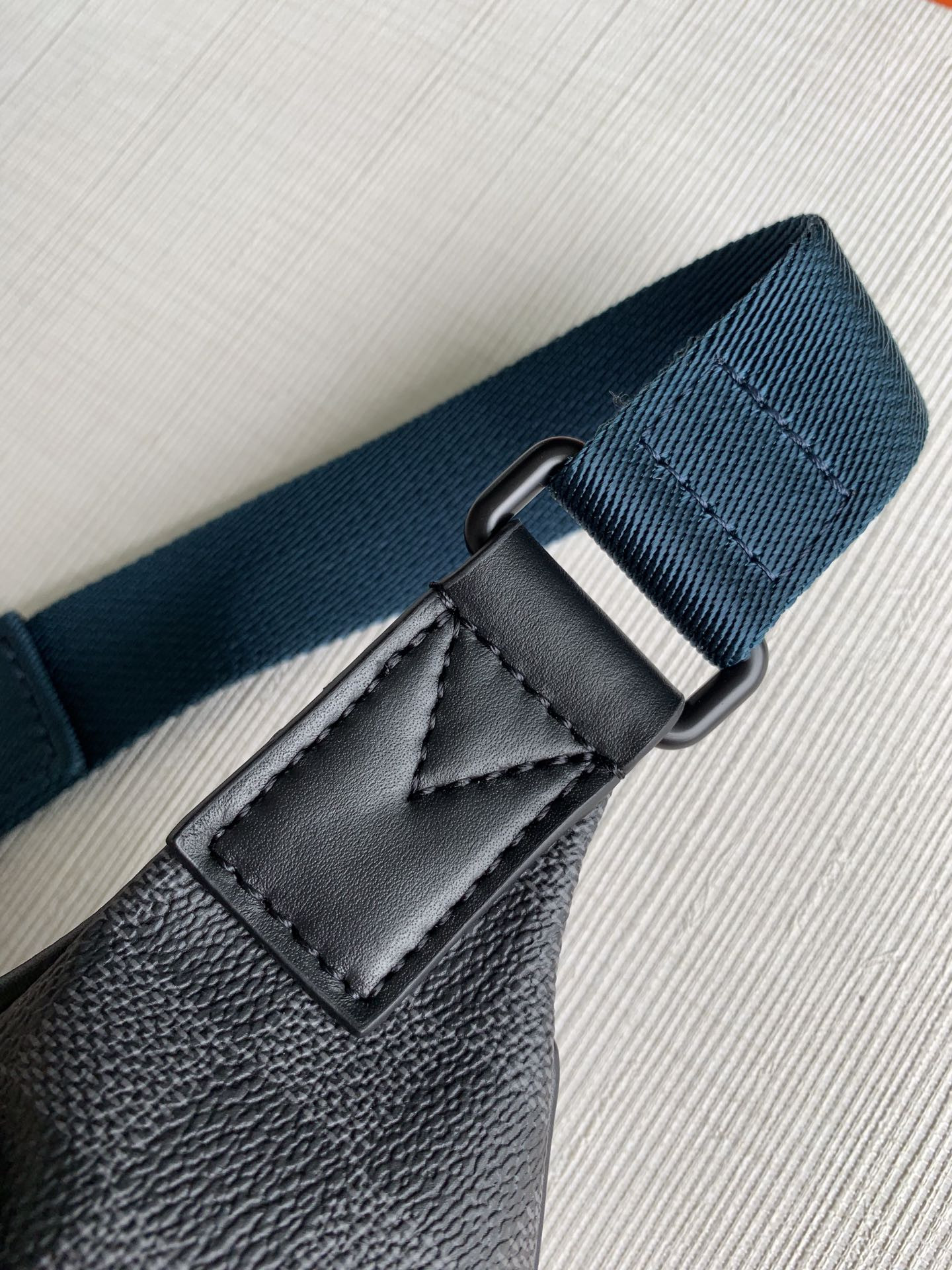 L0vis Vvtt0n Discovery Bag