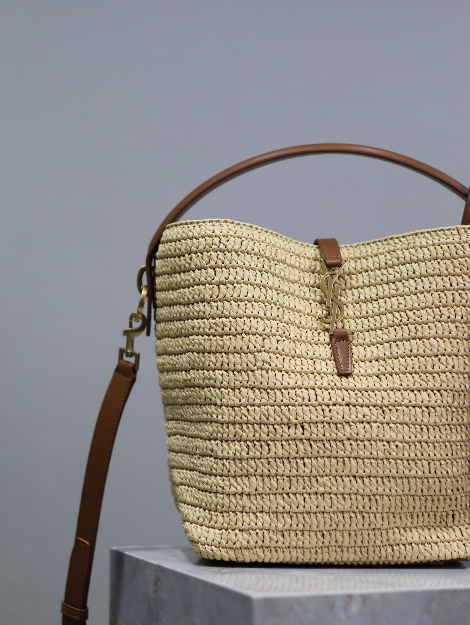 Y51 apricot woven LE 37 woven bucket bag Style number: 742828 Size: 20×25×16cm